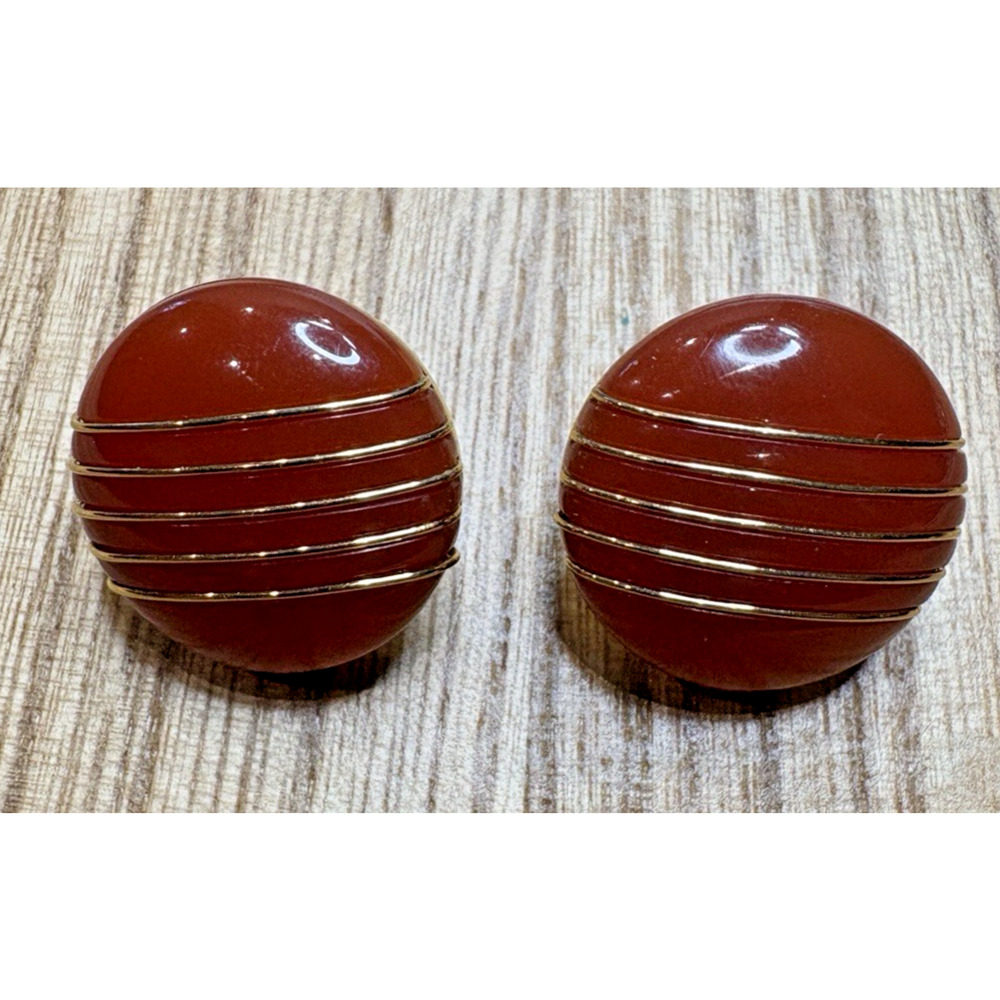 Beautiful Vintage Trifari enamel Clip On earrings gold & red, 1” Round